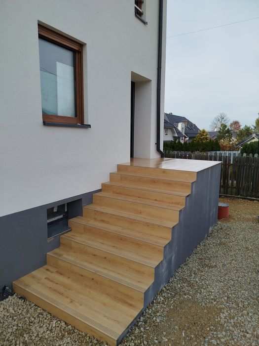 łazienki. kafelki. korytarze. schody. przedpokoje.