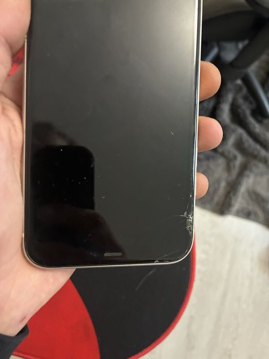 Iphone 11 com ecra partido mas totalmente funcional