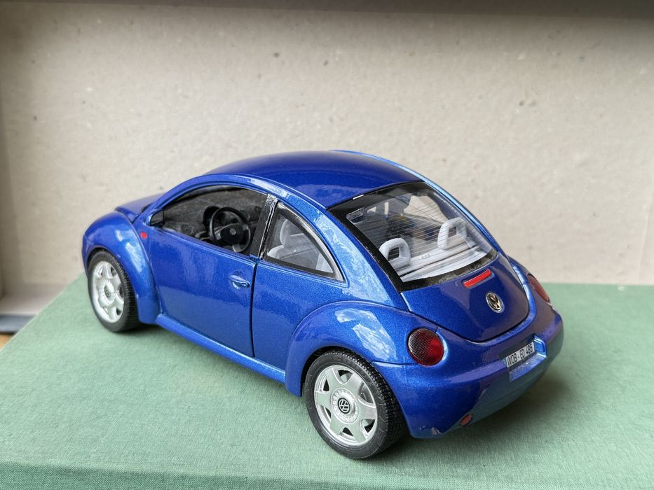 Volkswagen New Beetle 1:18 niebieski