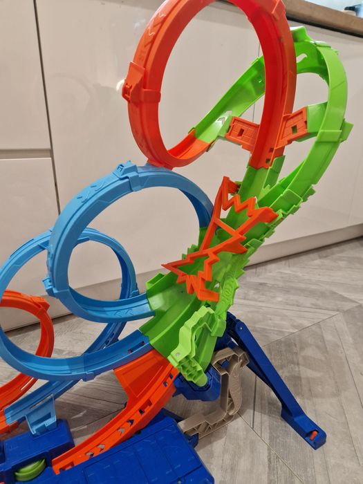 Tor Hot Wheels poczwórna pętla kraks