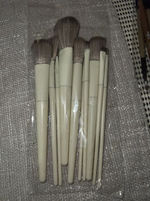 Набори пензлів для макіяжу та косметика