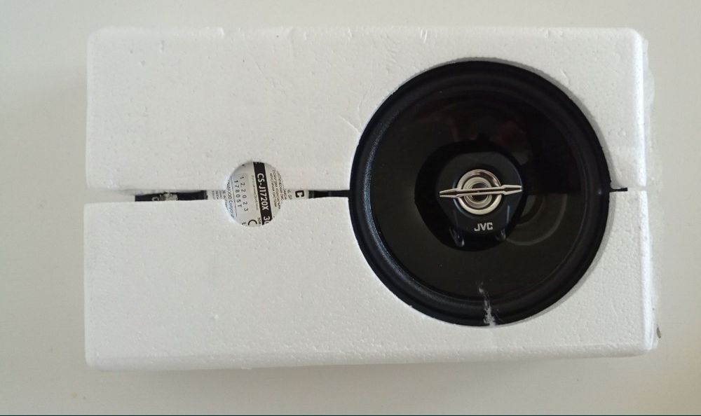 Rádio Pioneer e 2 colunas JVC.