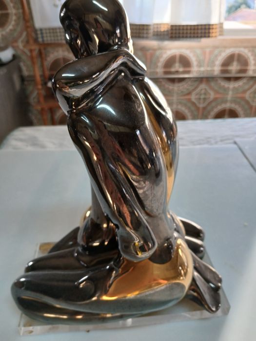 Estátua GALO de casal abracado da marca galos