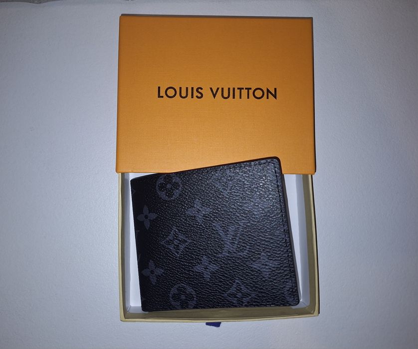 Czarny portfel LV