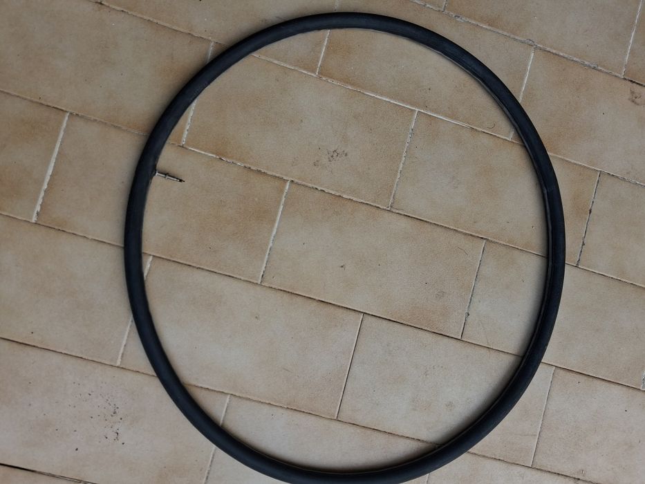 Pneus e câmaras de ar de bicicleta como novos com muito pouco uso.de bicicleta.
