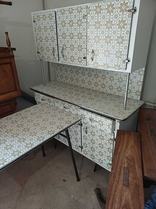 Mesa, aparador e bancos, de cozinha