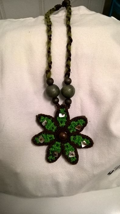 Colar curto crochet castanho e verde (portes incluídos)