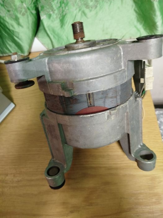 Мотор б/у на стиральную машину Ariston avsl80  в идеальном состоянии !