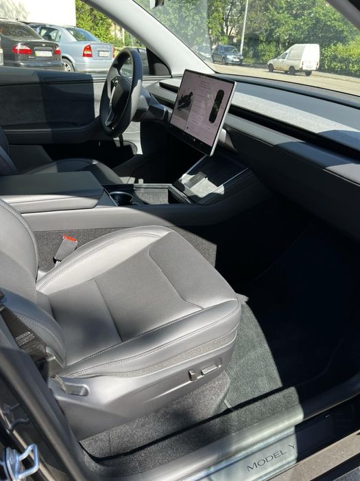Продам Tesla model Y.