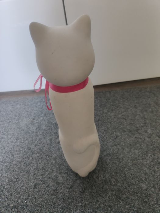 Sympatyczny kot z porcelany