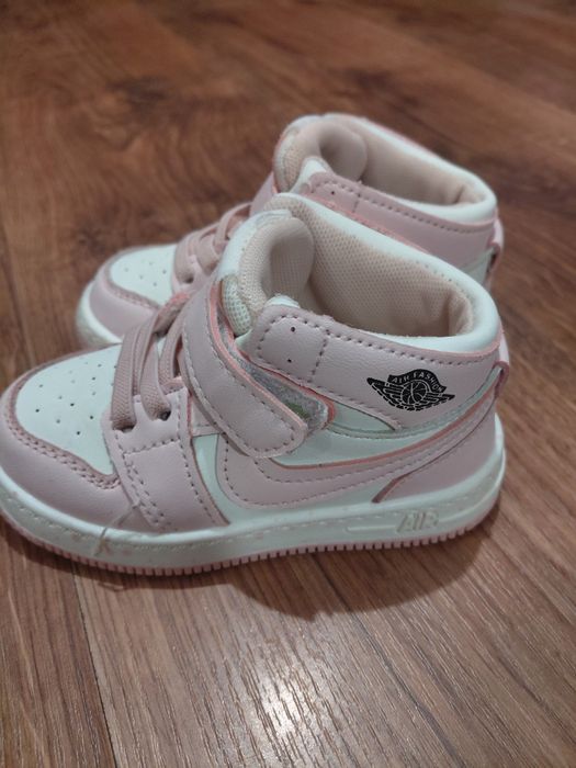 Продам дитячі кросівки