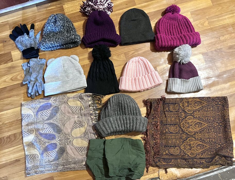 Безкоштовно набір шапок, рукавиць і шарфів