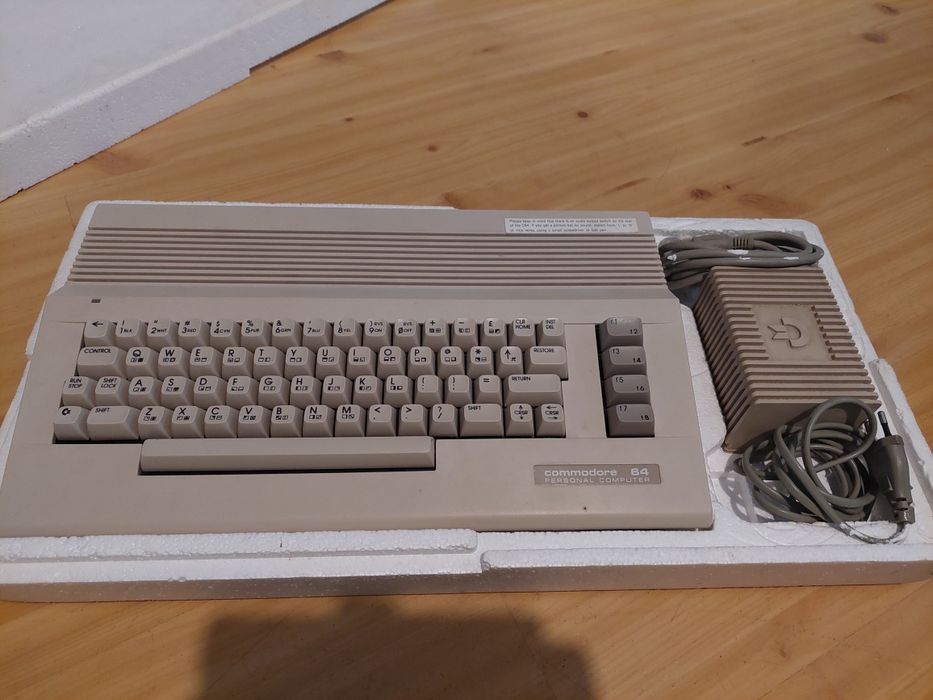 Komplet Commodore 64 plus kasety, joystick i magnetofon