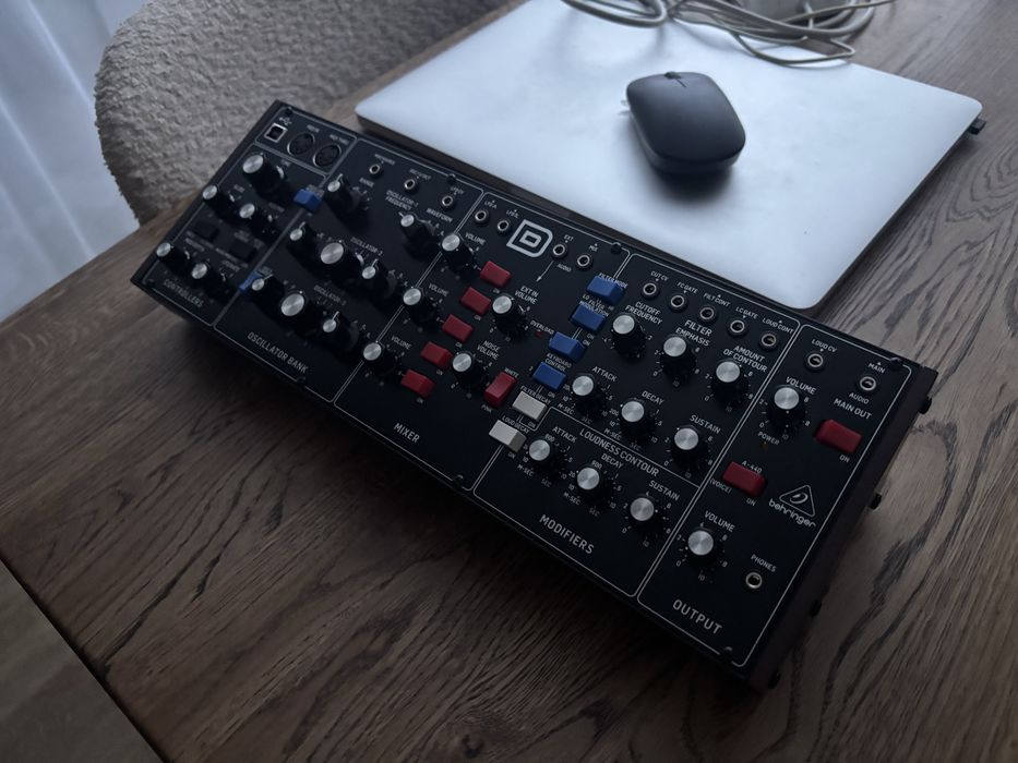 Синтезатор Behringer Model D