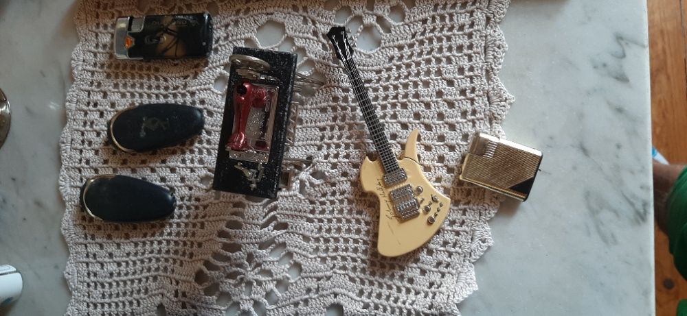 Esqueiros de coleção e recarregáveis.