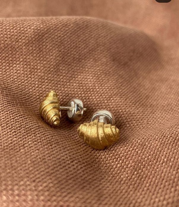 Срібні сережки з позолотою  "Круасан" / ніжні незвичні срібні гвіздки