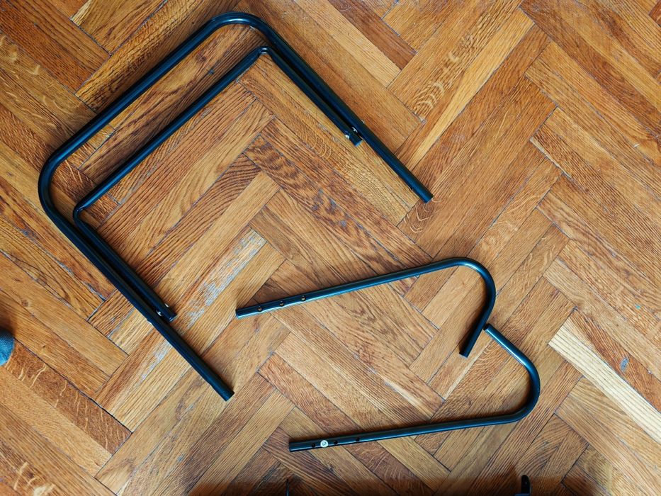 Stolik na balkon na balustrade