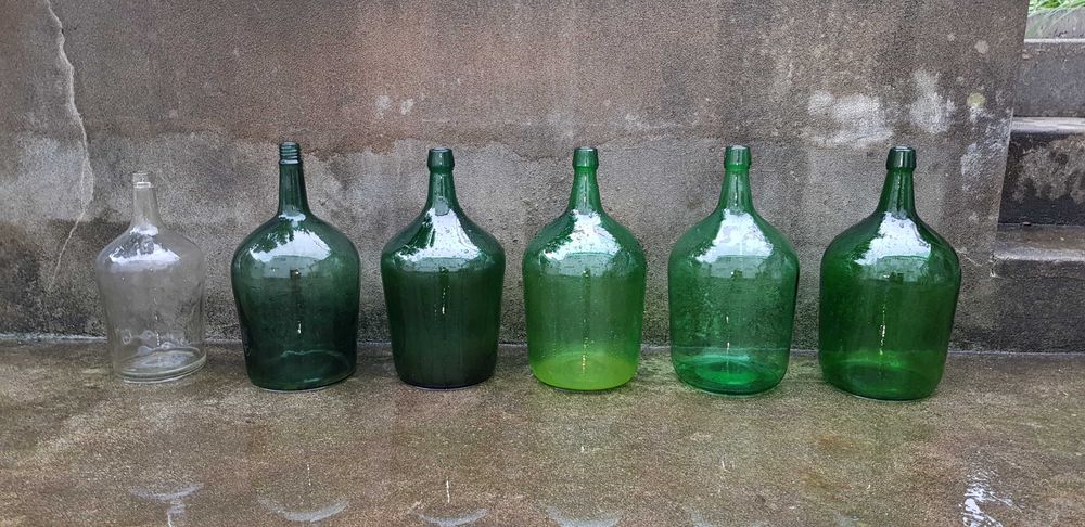 Garrafões de vidro verde