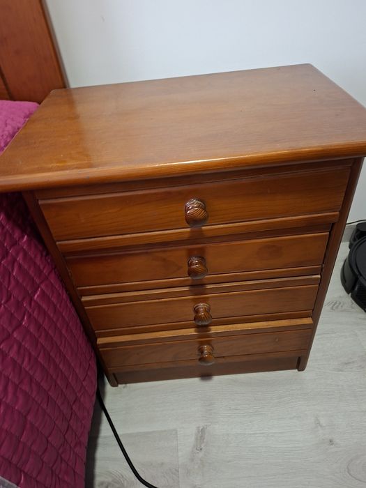 Cama de casal e mesinhas de cabeceira.