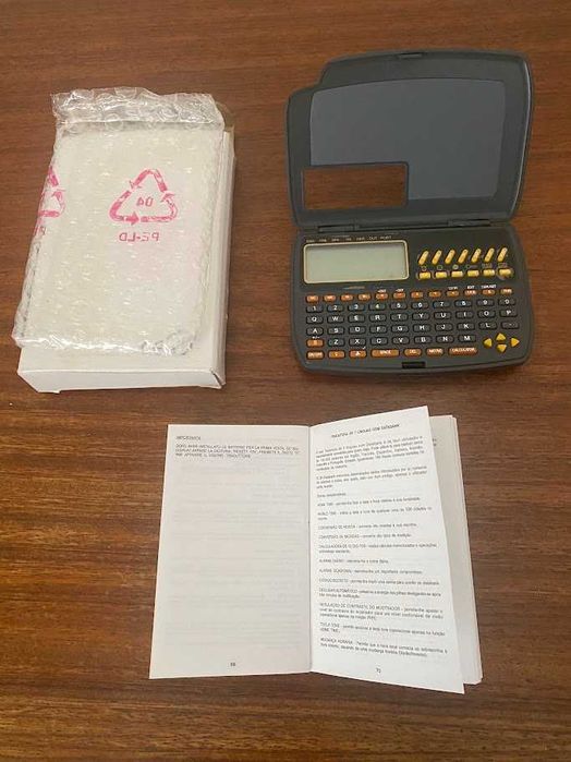 Calculadora e tradutora de bolso com databank