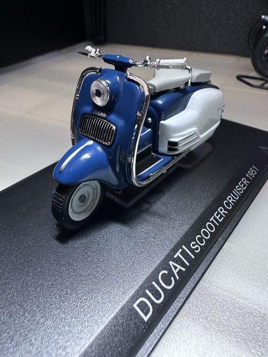 Miniatura Ducati Scooter Cruiser de 1951 Escala 1/24 made by IXO