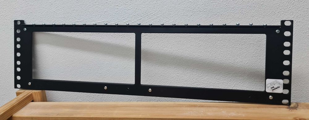 Uchwyt / ramka przeznaczona do montażu kart graficznych szafy RACK 19