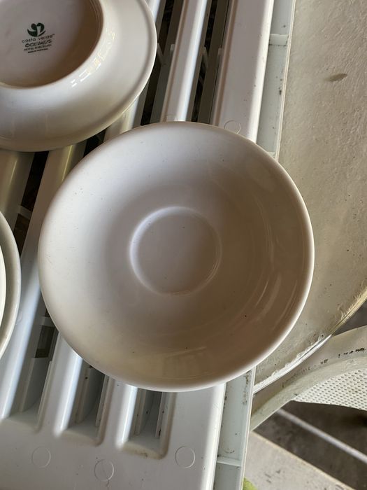 Prato e chavenas café . Tb . Jarros , pirex , Terrina sopa. Frapés .