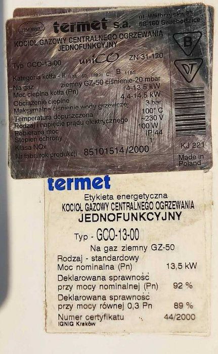 Kocioł gazowy centralnego ogrzewania z regulatorem temperatury.