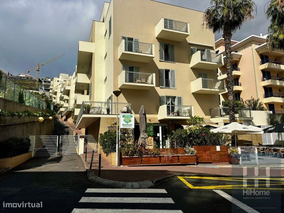 Estacionamento coberto no Edifício Costa Sol na Ajuda