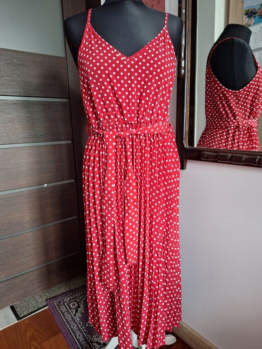 Elegancka sukienka czerwona w grochy.
