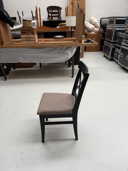 cadeiras pretas e beijes