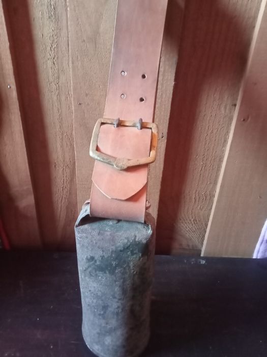 Chocalho com fita em pele