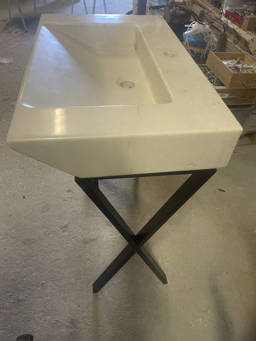 Wc ,Bancada em pedra  cor creme toda maciça nova