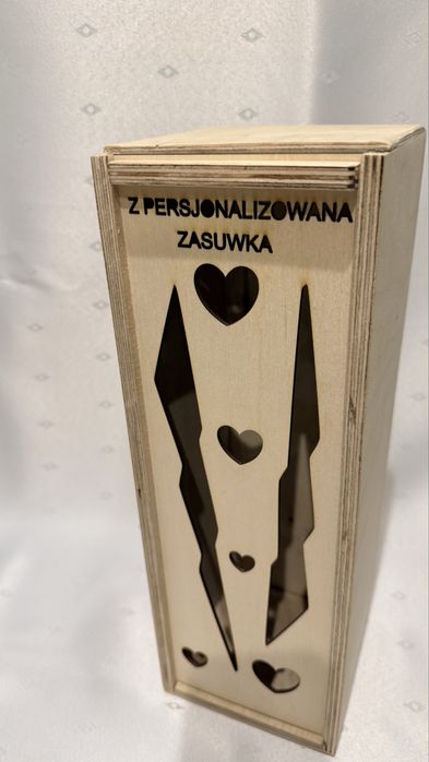 Drewniane pudełko na wino - ażurowa zasuwka, personalizowane, sklejka