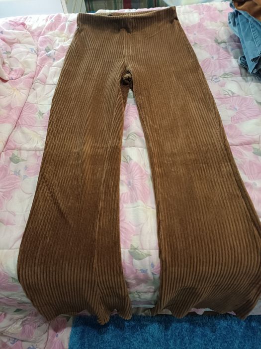 Calças castanhas à boca de sino.
