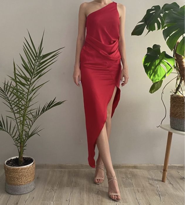 Elegancka kobieca sukienka koktajlowa midi na jedno ramię