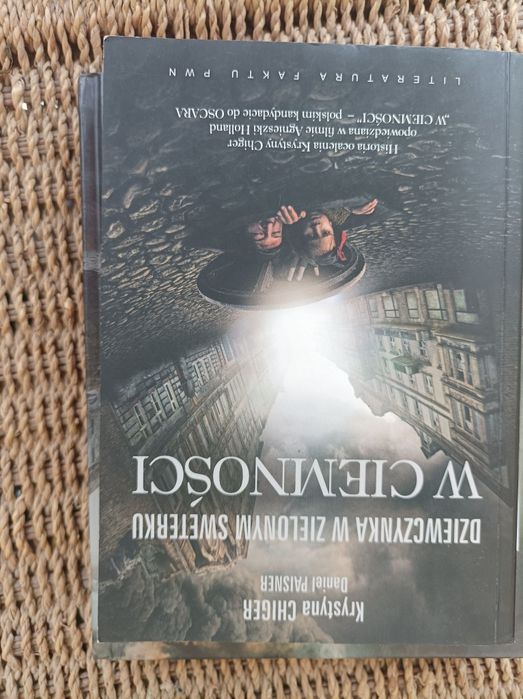 Książka Dziewczynka w zielonym sweterku w Ciemności