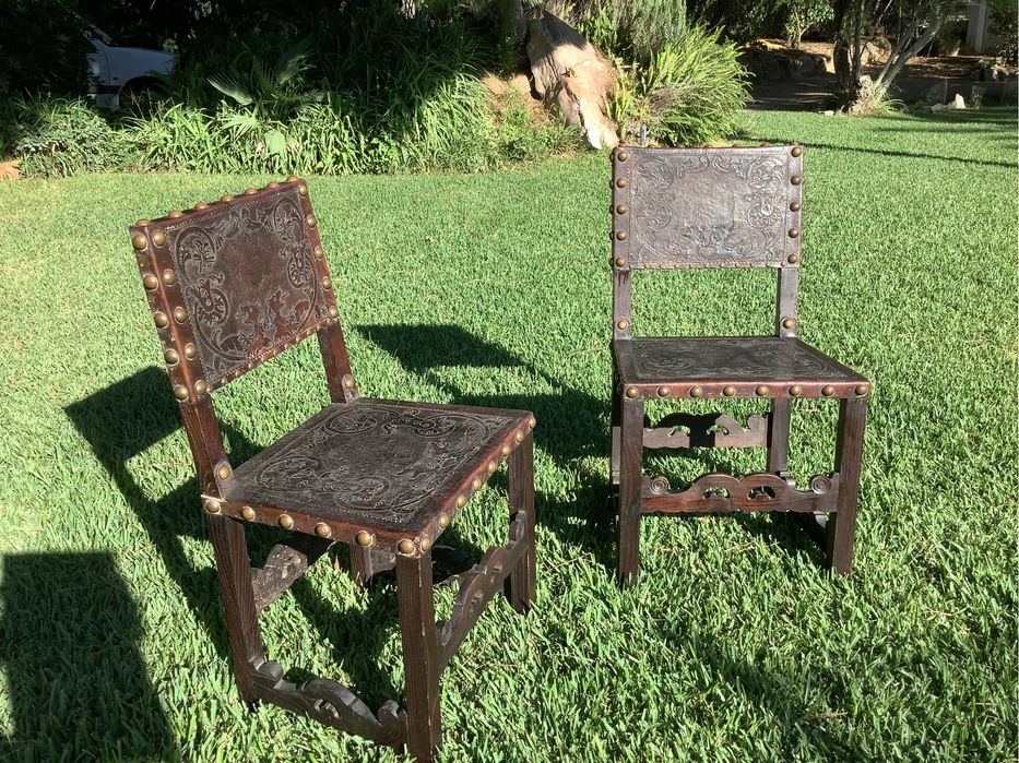 Par de Cadeiras antigas em cabedal com pregos em latão