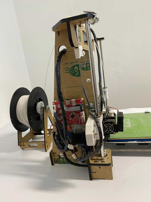 Impressora 3D FDM com mesa aquecida e filamento