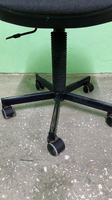 Крісло офісне поворотне Новий стиль