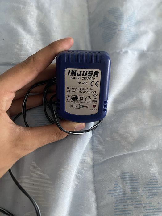 Mota Elétrica Criança Injusa 6V c/ Carregador e Caixa Original