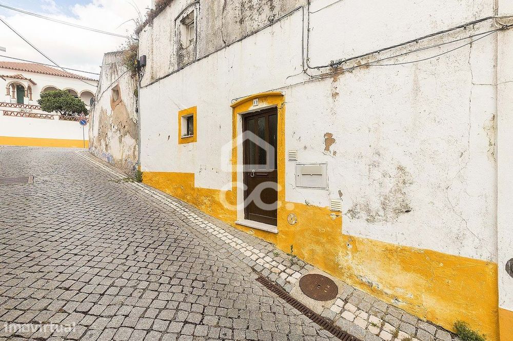 Prédio de gaveto c/ 2 moradias para recuperar | Arraiolos, Évora
