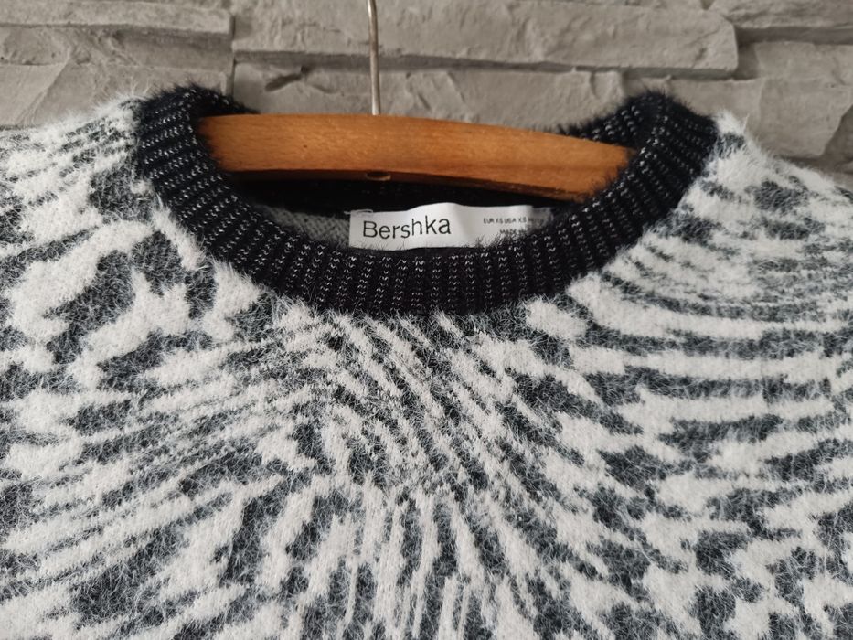 Krótki włochaty czarno biały sweter Bershka