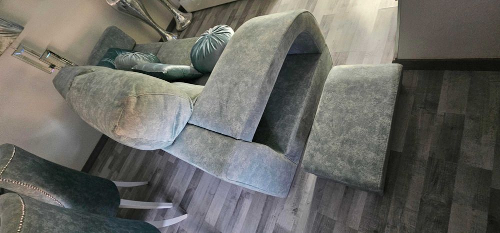 Sala Completa Moderna | Aparador + Mesa Vidro + 6 Cadeiras + Sofá + Lareira Elétrica + 2 Carpetes | 1.440€