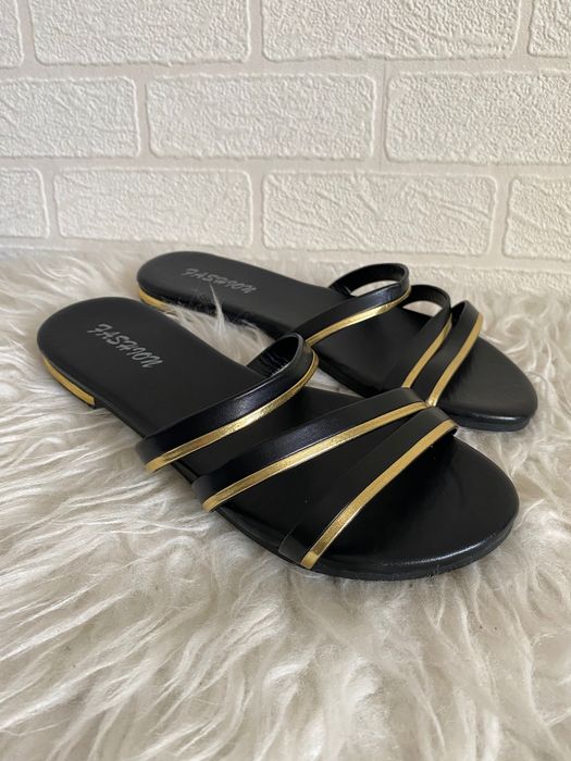 Nowe czarne buty damskie klapki ze złotymi zdobieniami hit na lato wakacje
