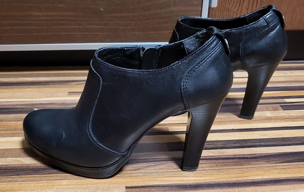 Skórzane botki Lasocki na koturnie okazja tanio 37