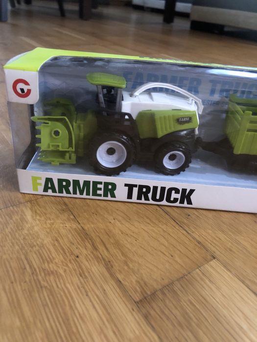 Traktor farmerski z przyczepą
