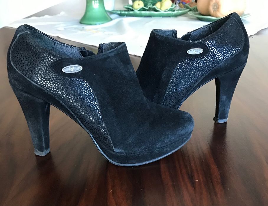 Botins pretos camurça