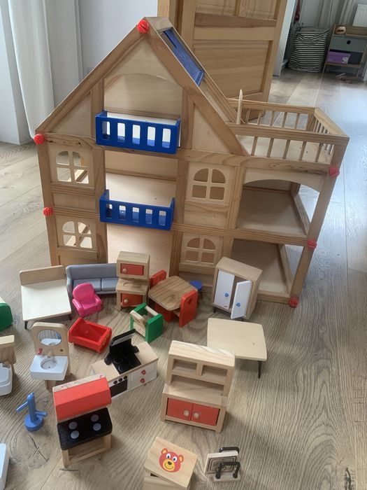 Drewniany domek dla lalek, jak nowy