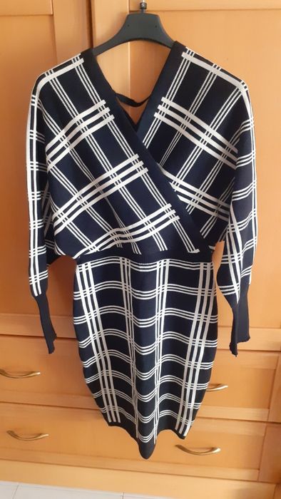 Vestido preto e branco aos quadrados) Fashion ) C/Novo